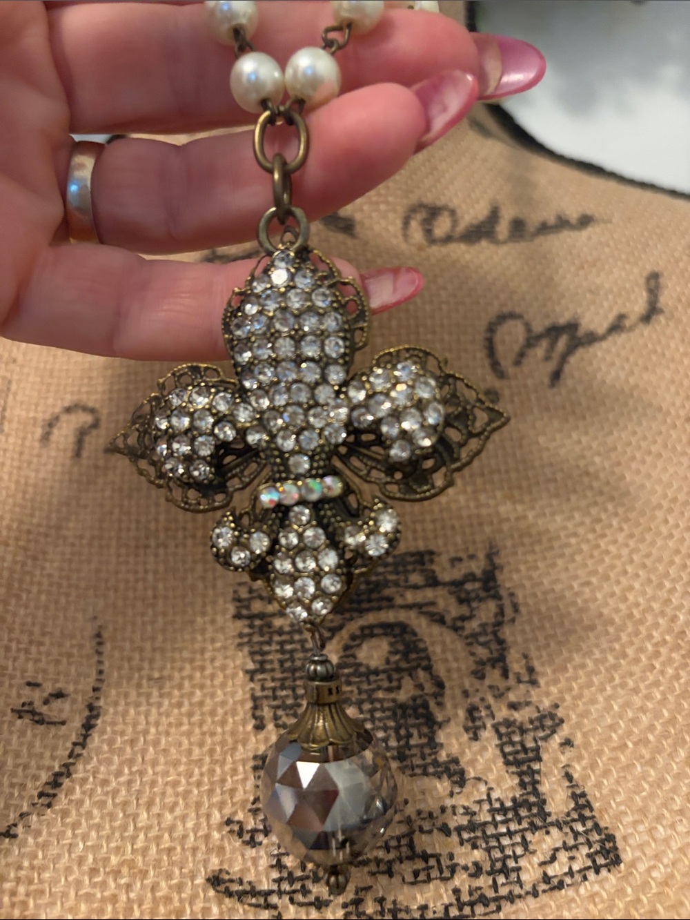 Vintage-Inspired Pearl Necklace with Crystal Fleur Pendant - Cream